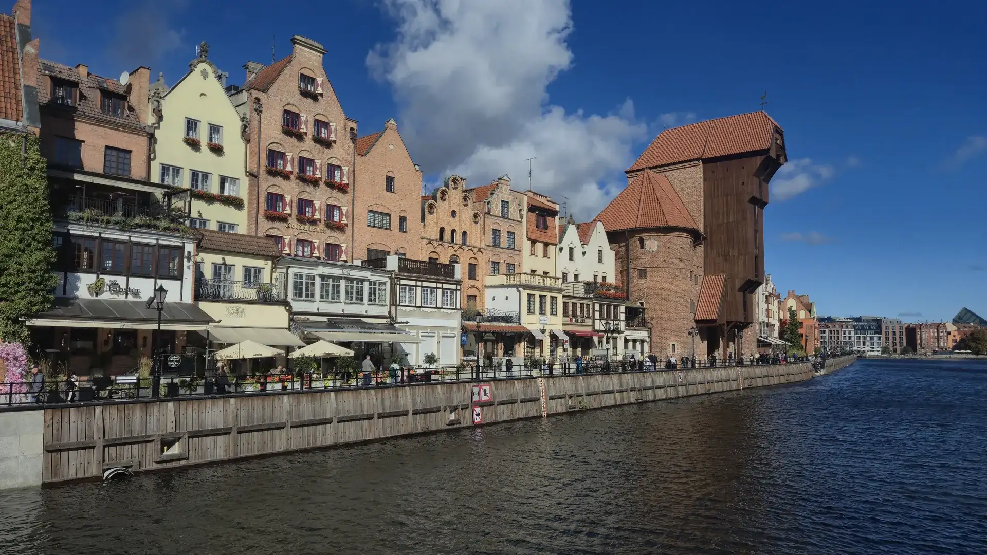 Długie Pobrzeże on the Motława, the medieval crane across the water.